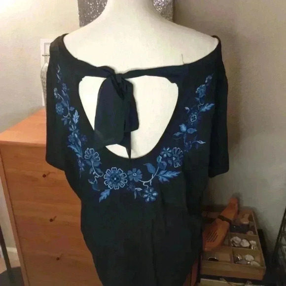 Lane Bryant embroidery with tie back black top sz 22/24 - Picture 3 of 5